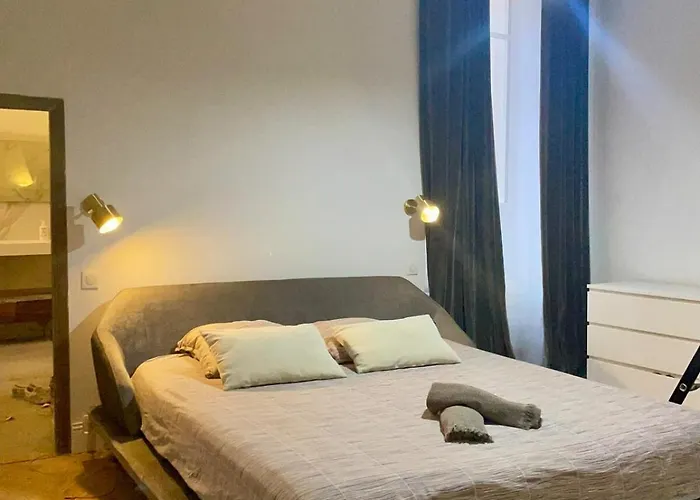 120 M2, Hyper Centre Cathedrale Proximite Ajaccio (Corsica)